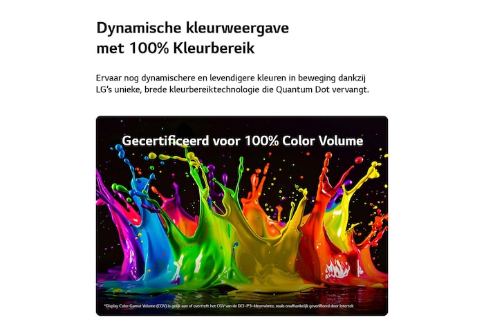 Een LG QNED evo AI QNED87 Mini LED 100 inch ultragrote tv hangt aan de muur in een woonkamer en toont een feestelijke sportviering met levendige kleuren en een scherpe beeldkwaliteit op het brede scherm, terwijl een gezin samen juicht.